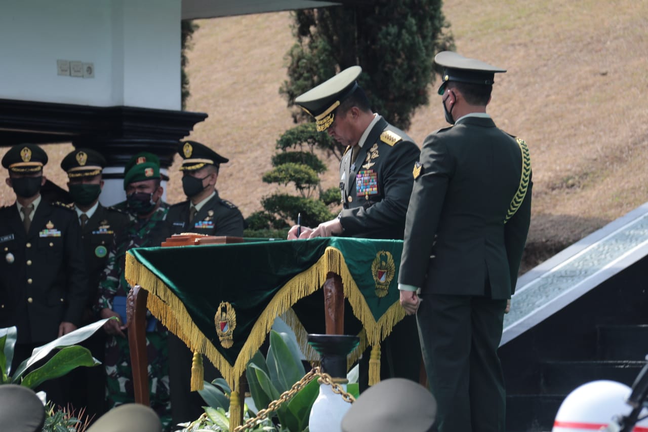 Kasad Lantik 1198 Perwira Lulusan Pendidikan Pembentukan Perwira  TNI AD